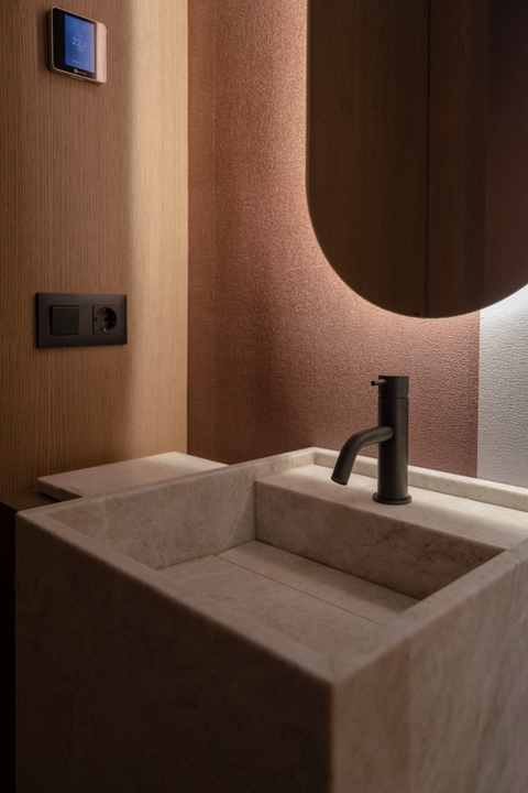 Geometrie morbide e calma contemporanea in un interno spagnolo