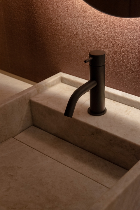 Geometrie morbide e calma contemporanea in un interno spagnolo