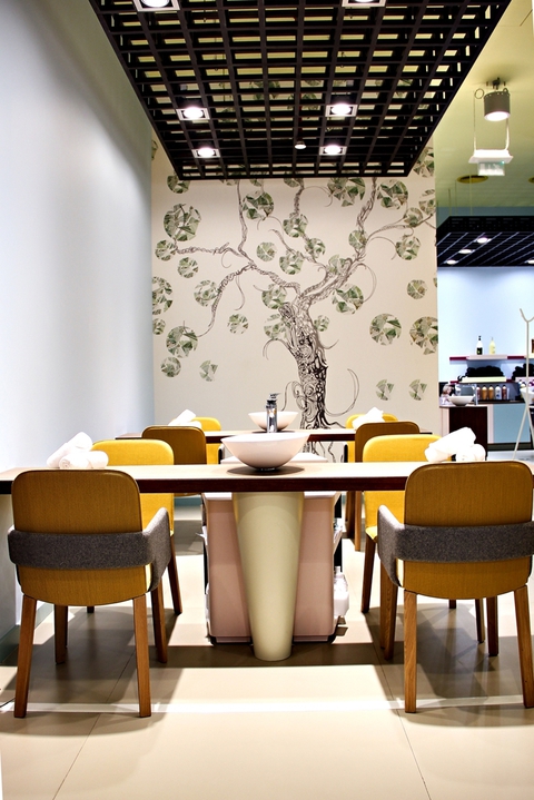 PERFECT NAILS IN RELAXING ATMOSPHERES